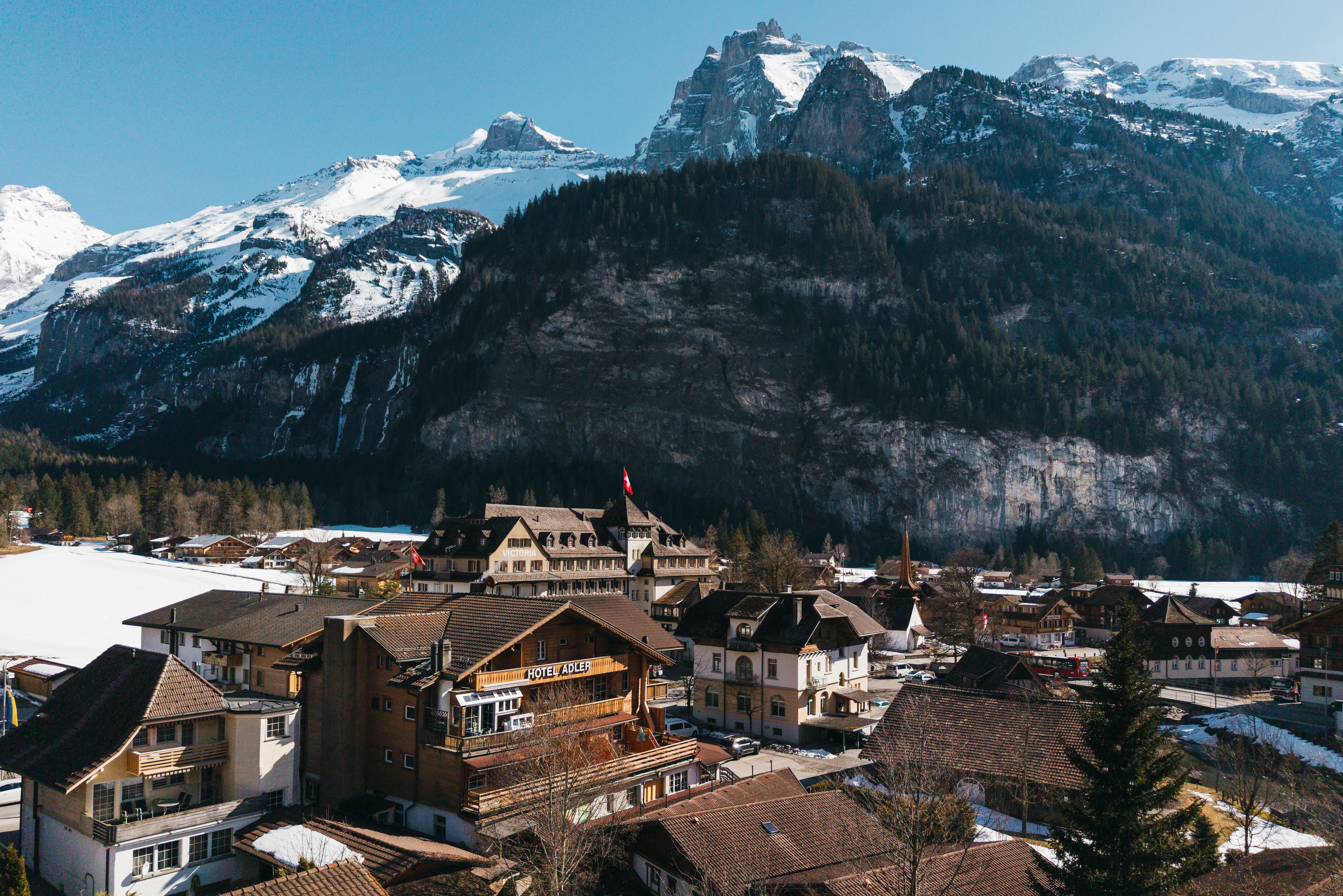 Luftaufnahme von Kandersteg im Winter mit dem Chalet-Hotel Adler