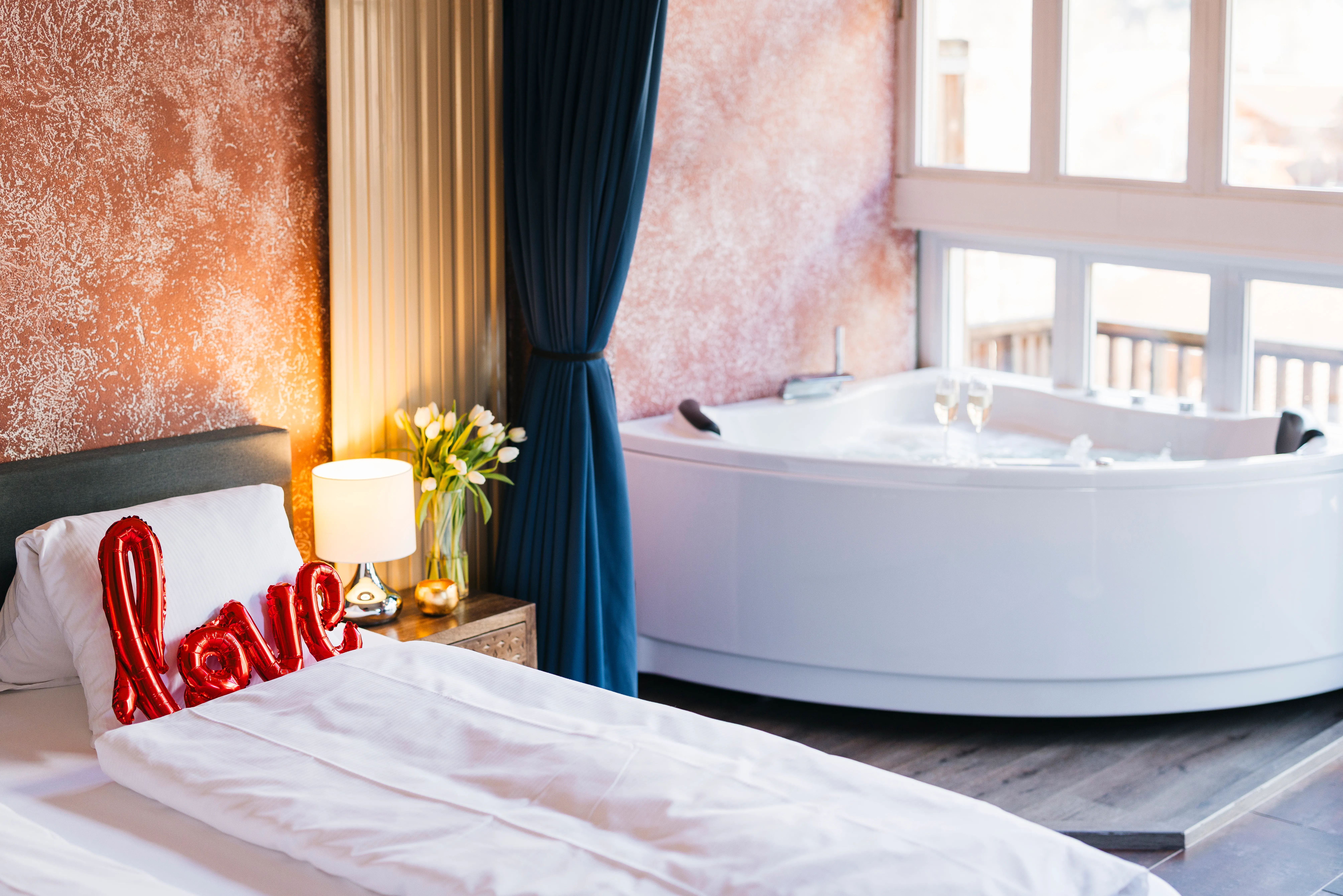 Loveroom-Zimmer mit ausfahrbarem Whirlpool auf dem Balkon