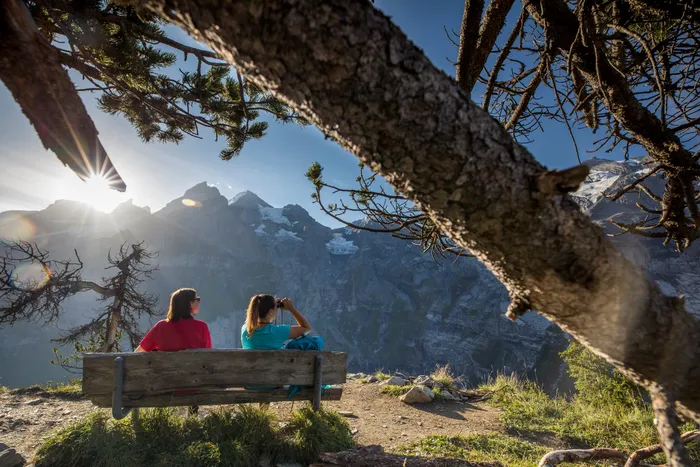 Wanderpause mit Bergblick oberhalb von Kandersteg im Sommer