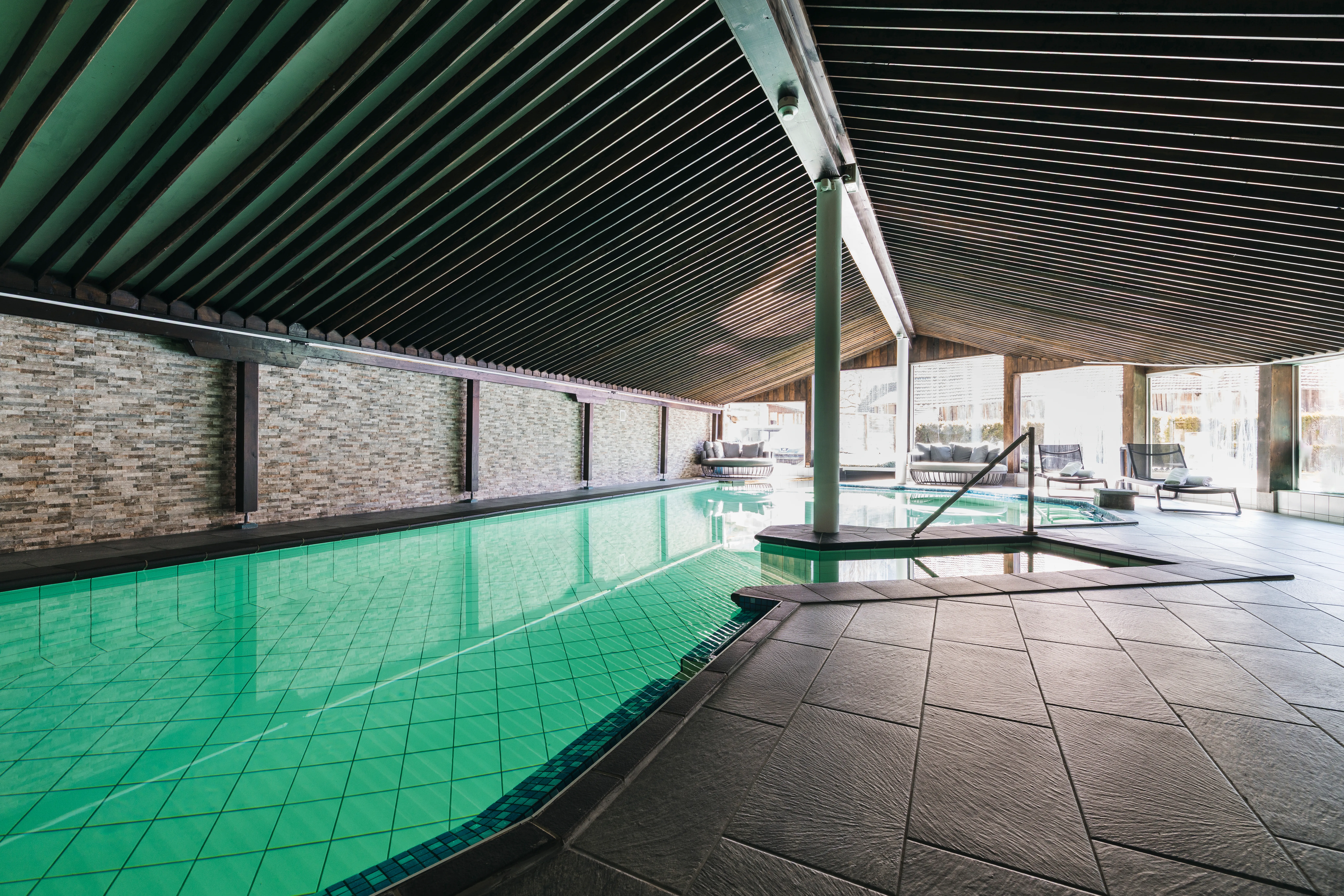 Hallenbad im Spa-Bereich des Chalet-Hotel Adler bei Tageslicht