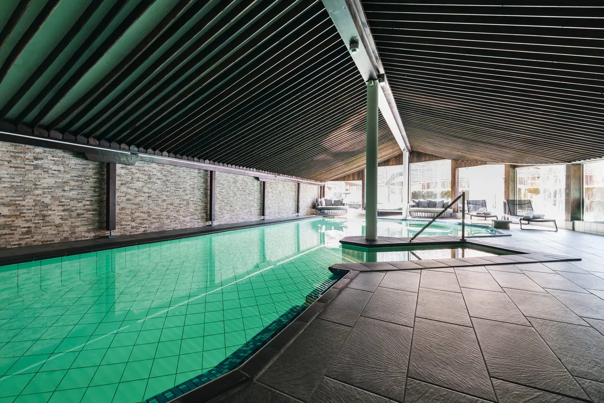 Hallenbad mit Aussenbecken im Spa des Chalet-Hotel Adler